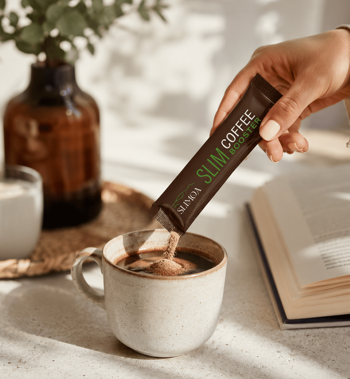 Slim Coffee Booster wird in eine Tasse Kaffee gegeben